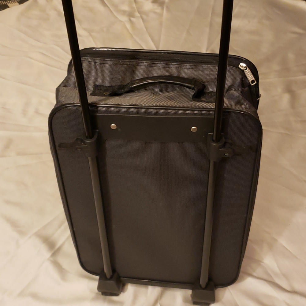 Carry On - Picture 5 of 10
